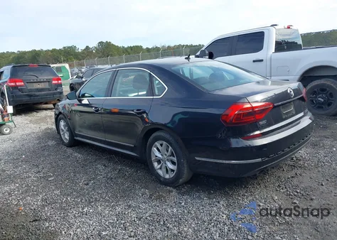 2017 Volkswagen Passat 1.8T S z USA, uszkodzony, nr VIN 1VWAT7A35HC061090